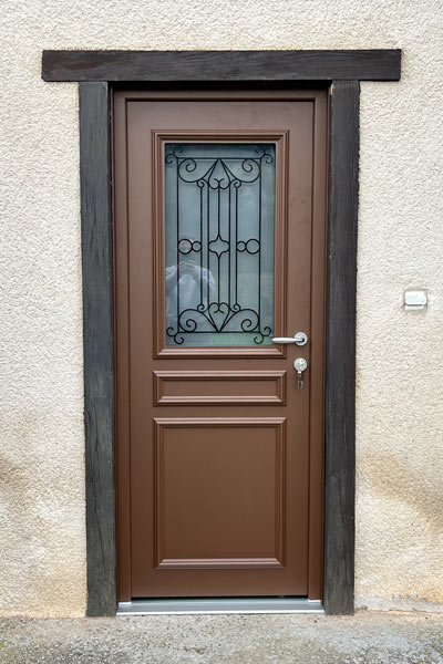 Porte d'entrée à barreaux