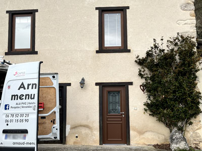 Porte d'entrée à barreaux