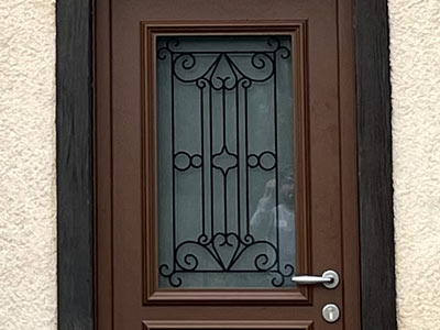 Porte d'entrée à barreaux